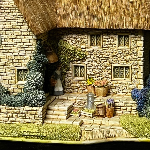 Lilliput Lane | River Meadow Manor | Collectors' Club - Picture 12 of 15